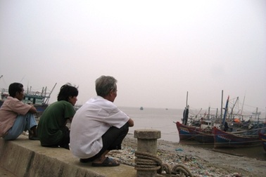 Chìm tàu đánh cá, 2 ngư dân mất tích   